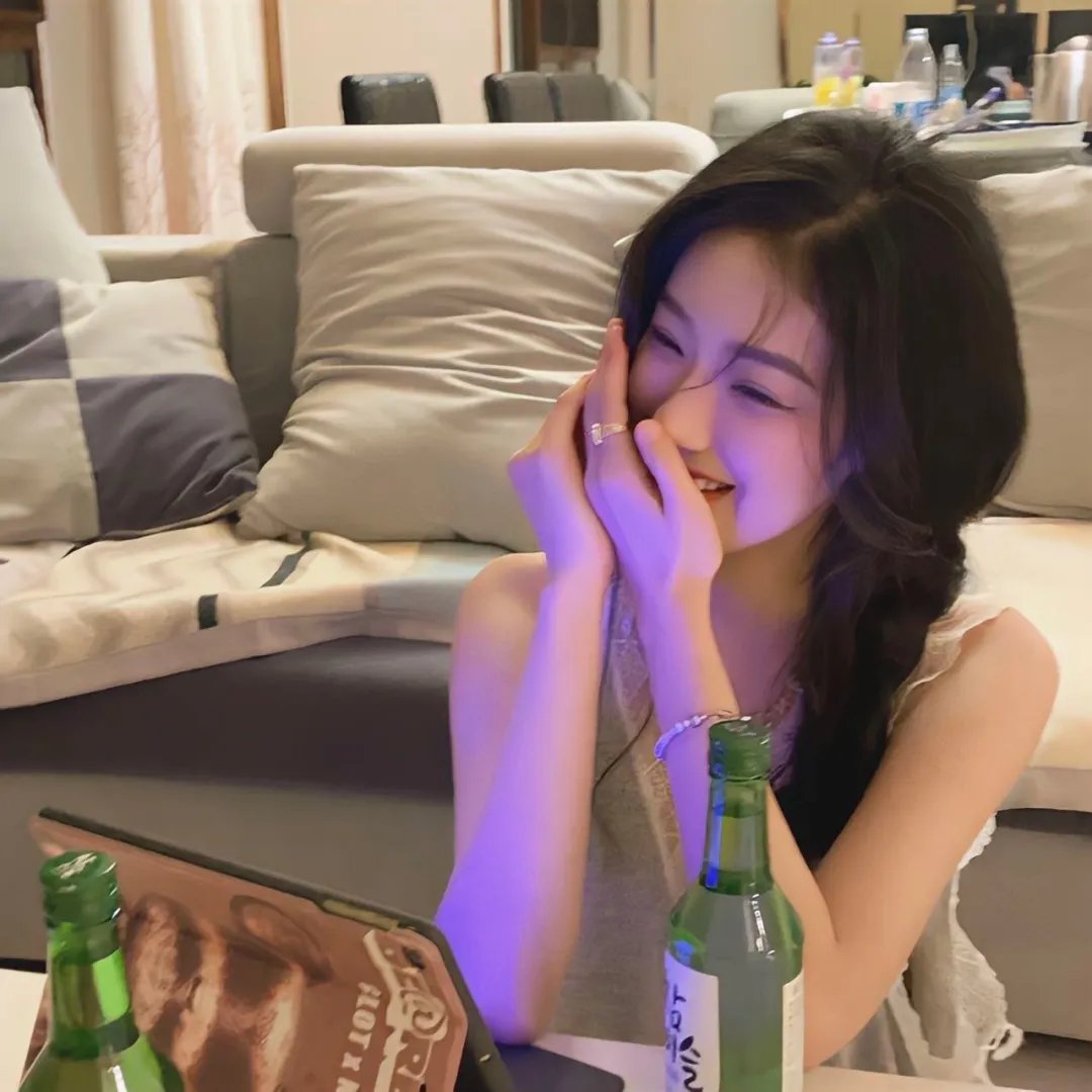 她的微笑像颗糖